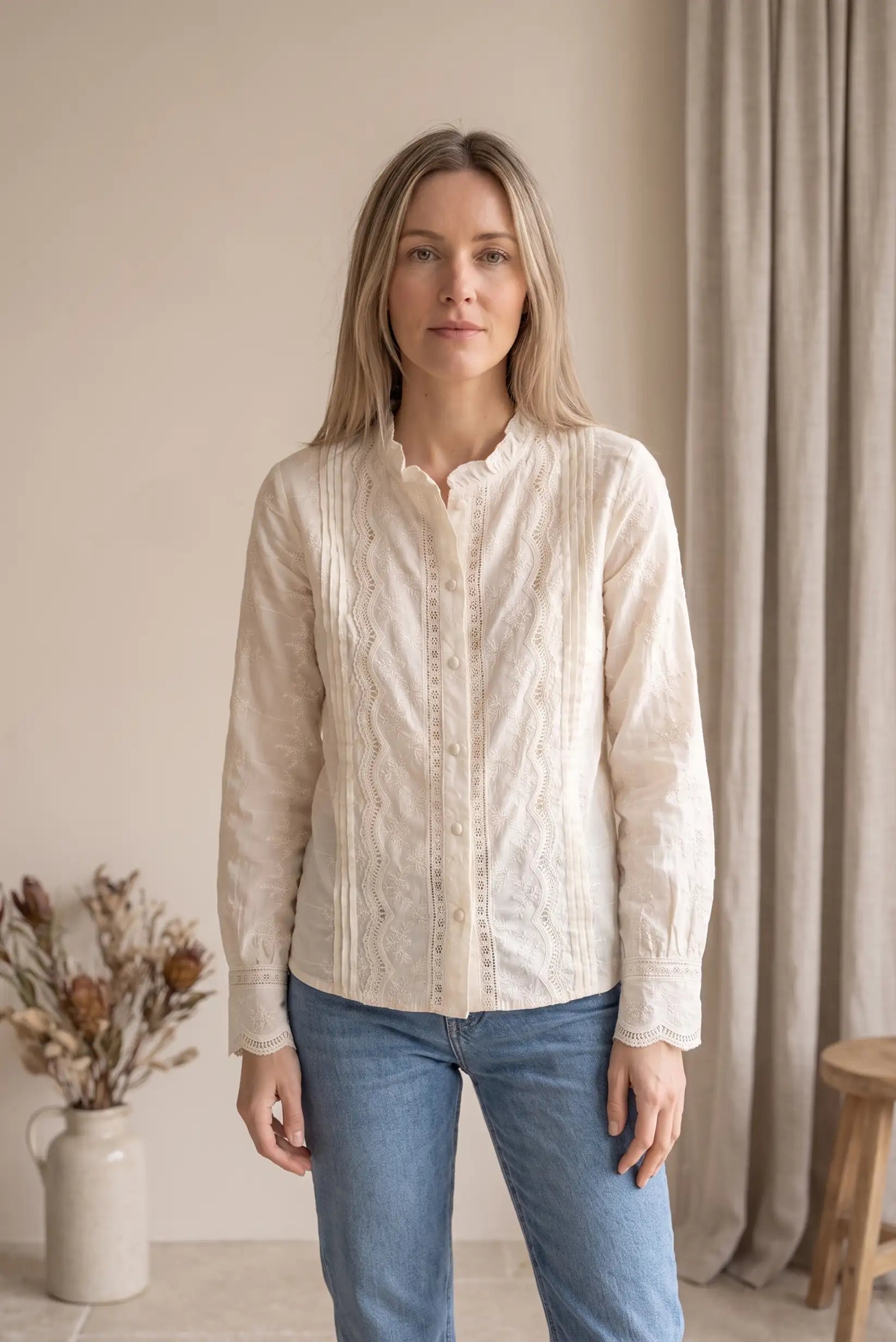 Camisa blanca de mujer con bordados y encajes, manga larga, ideal para looks elegantes y casuales