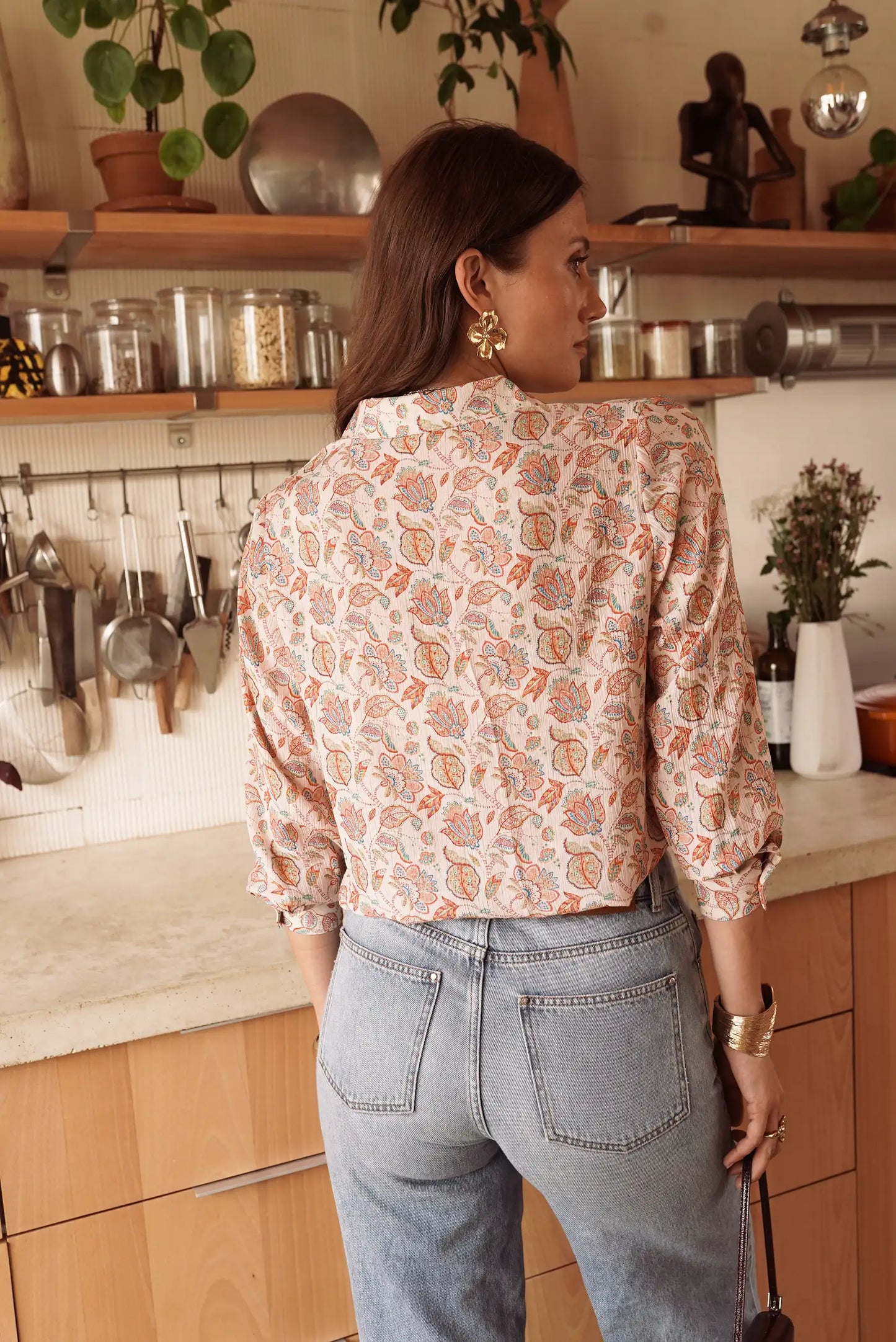 Blusa estampada floral con jeans, ideal para moda femenina y complementos