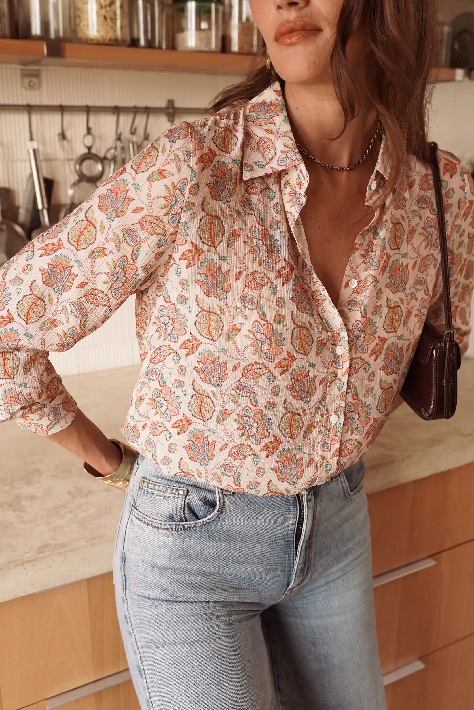 Blusa estampada floral con jeans, moda femenina casual y elegante