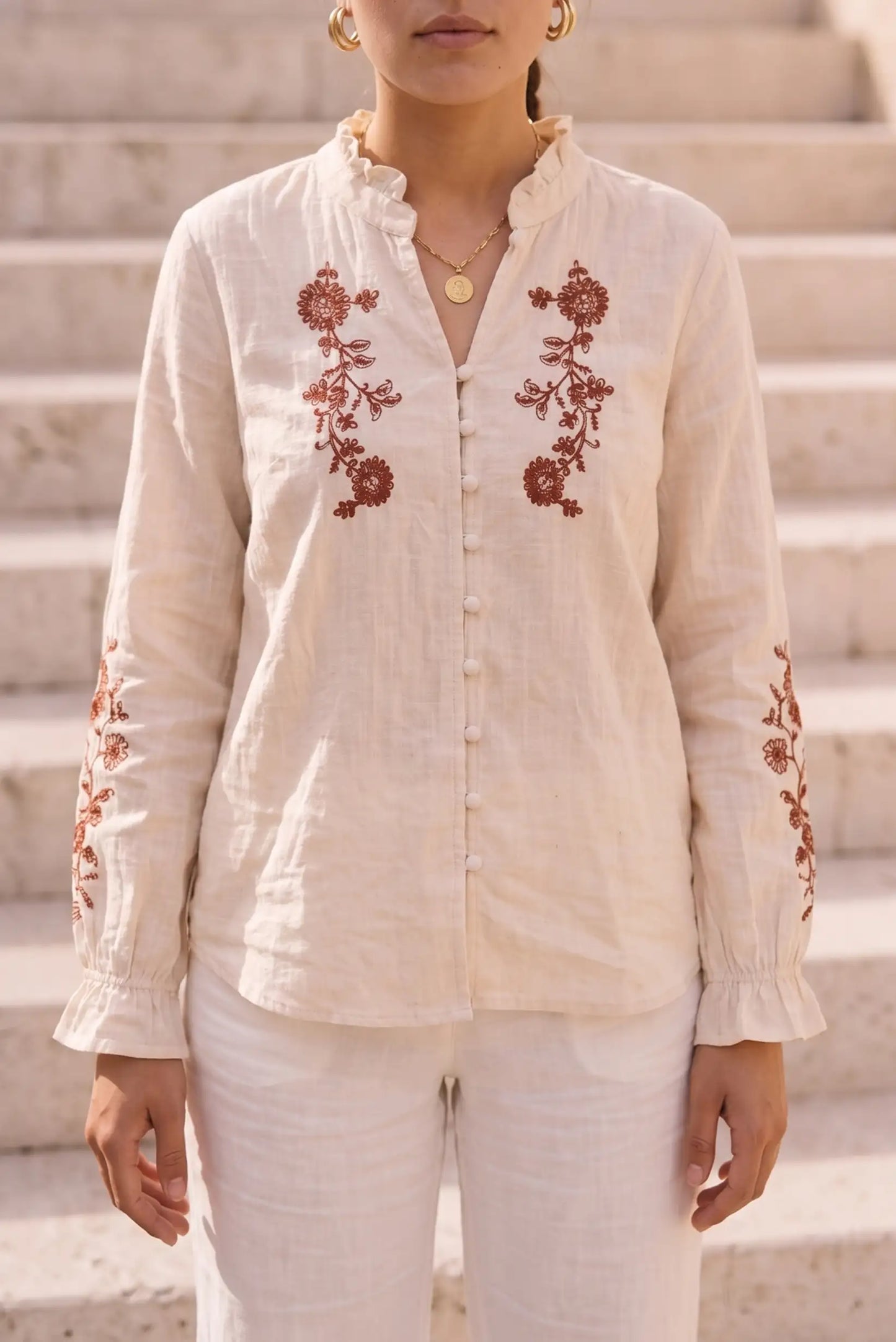 Blusa blanca con bordado floral en mangas y pecho, estilo boho, ideal para primavera-verano.