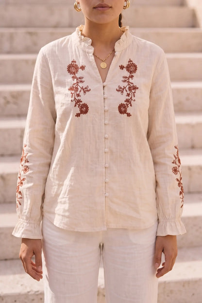 Blusa blanca con bordado floral en mangas y pecho, estilo boho, ideal para primavera-verano.