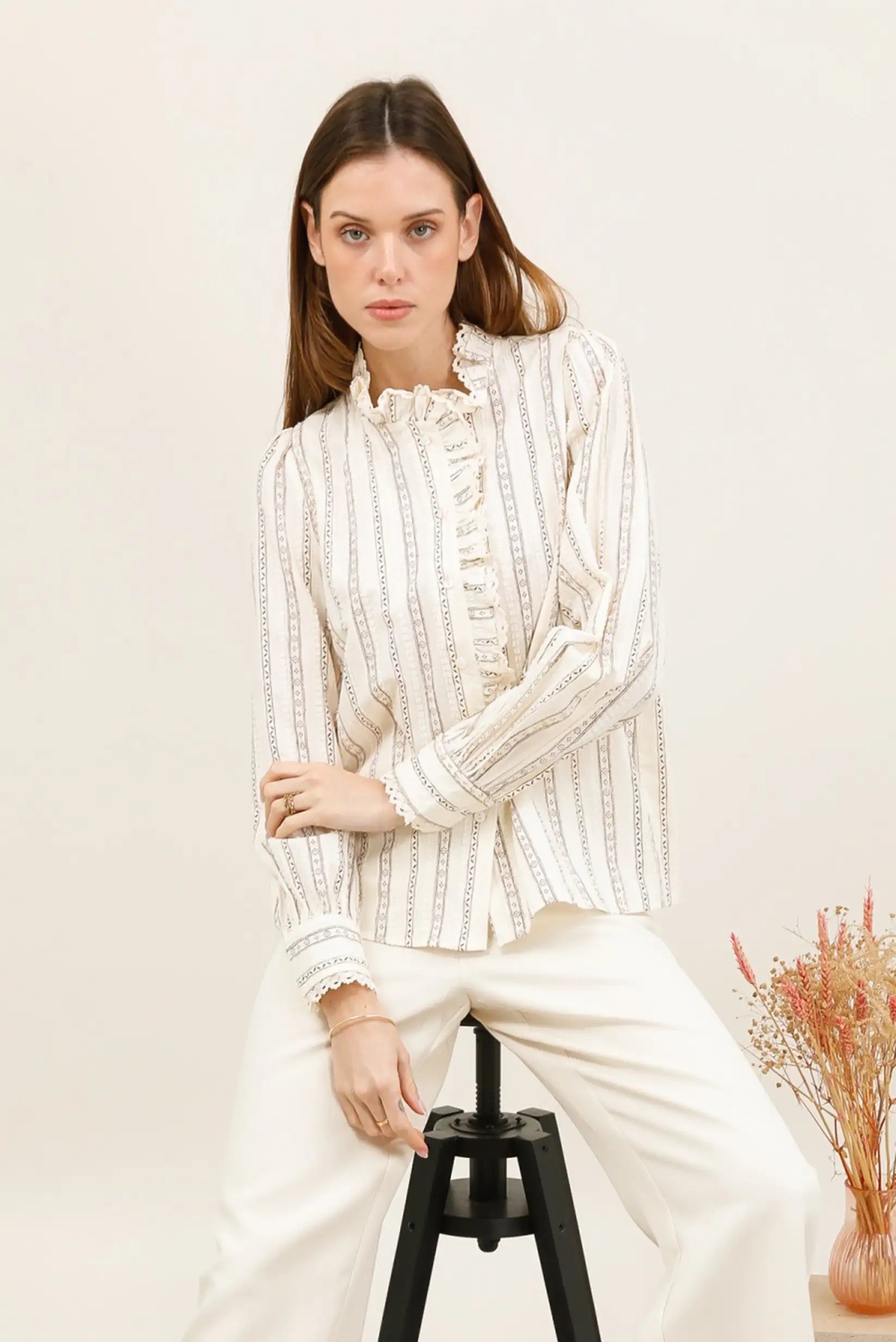 Blusa blanca con estampado étnico y volantes, ideal para look femenino y elegante