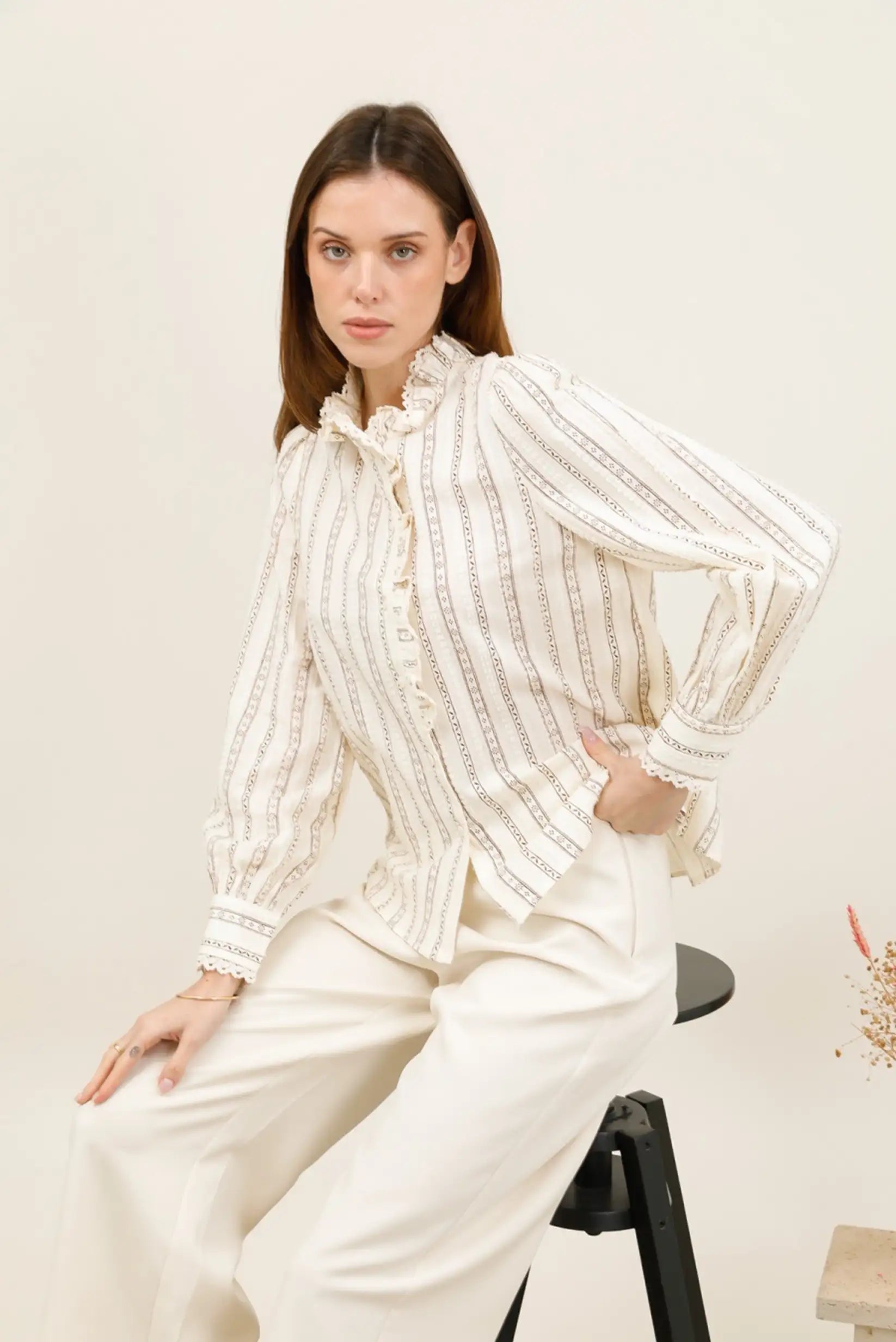 Blusa blanca con rayas y detalles bordados, ideal para moda femenina elegante y cómoda