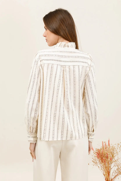 Blusa blanca con estampado étnico y detalles de encaje, ideal para moda femenina elegante