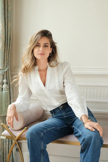 Camisa blanca mujer con bordados florales y escote pico algodón - CHICA del Sur