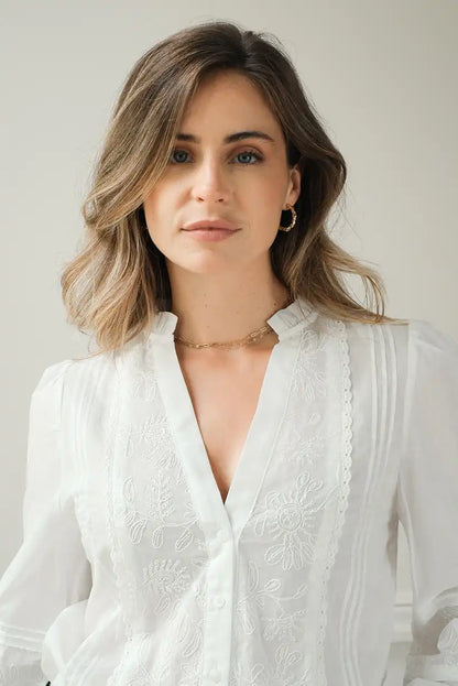 Camisa blanca mujer con bordados florales y escote pico algodón - CHICA del Sur