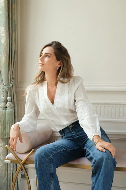 Camisa blanca mujer con bordados florales y escote pico algodón - CHICA del Sur