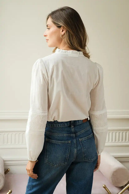 Camisa blanca mujer con bordados florales y escote pico algodón - CHICA del Sur