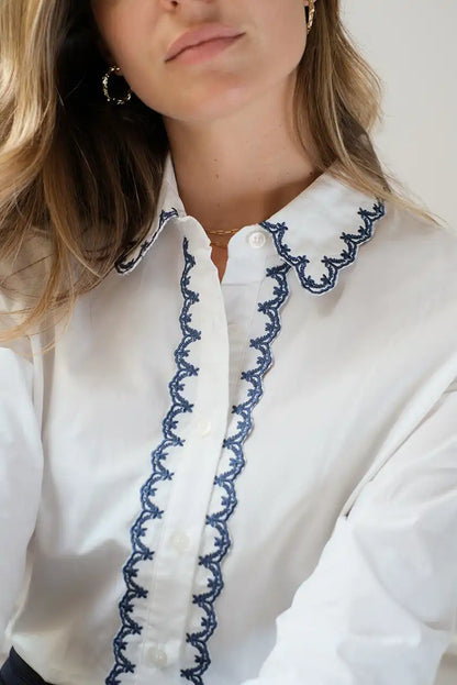 Camisa blanca mujer con bordados azul marino elegante de algodón - CHICA del Sur