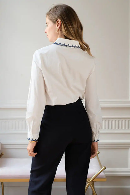 Camisa blanca mujer con bordados azul marino elegante de algodón - CHICA del Sur