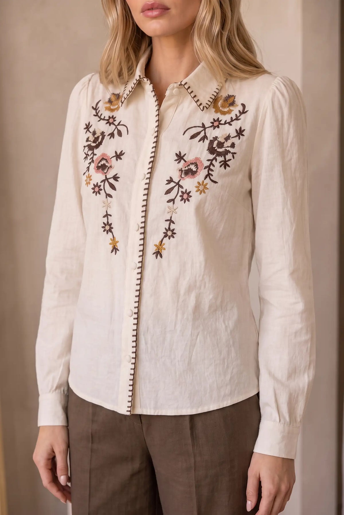 Camisa de mujer beige de CHICA del Sur con bordados florales coloridos y manga larga