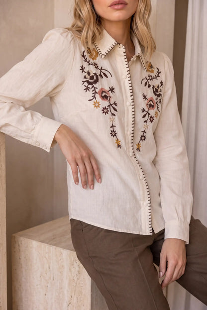 Camisa de mujer beige de CHICA del Sur con bordados florales y manga larga