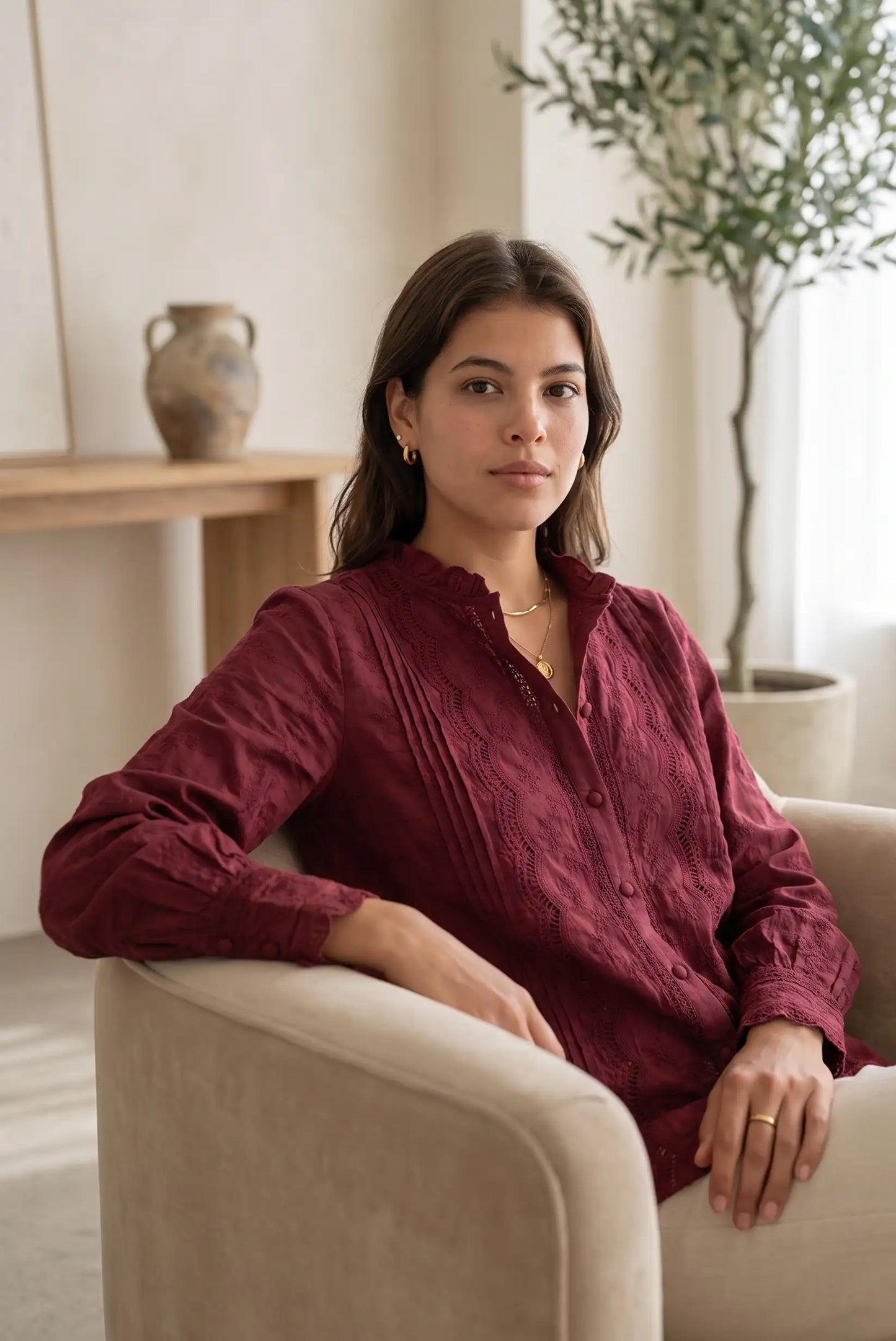 Blusa bordada roja con detalles en encaje, manga larga y cuello alto, ideal para looks femeninos y elegantes.