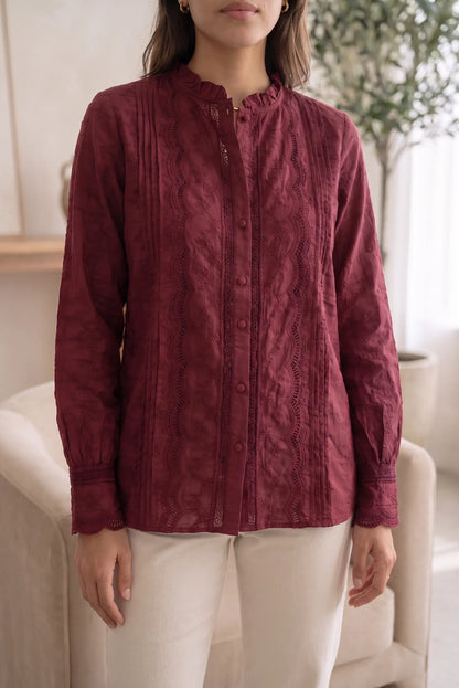Blusa bordada en rojo vino con botones y detalles de encaje para mujer