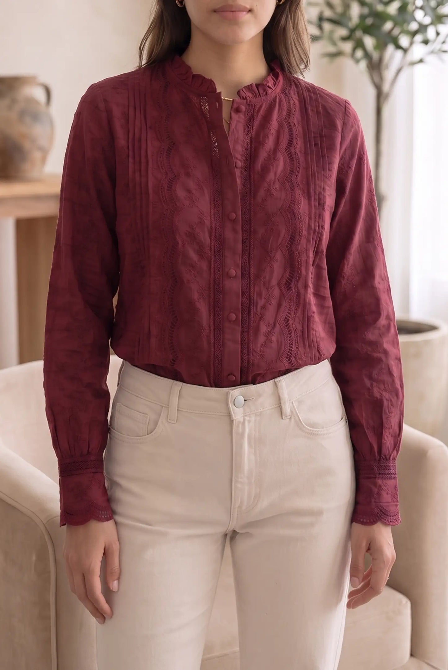 Blusa bordada en rojo vino con botones y pantalón beige, moda femenina elegante