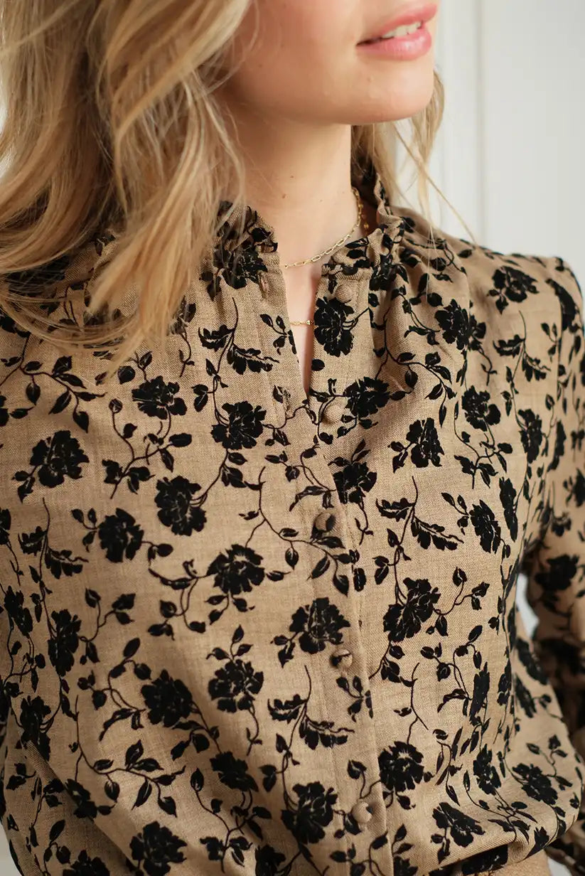 Camisa Camel Mujer con Bordado Floral Negro Elegante y Versátil - CHICA del Sur