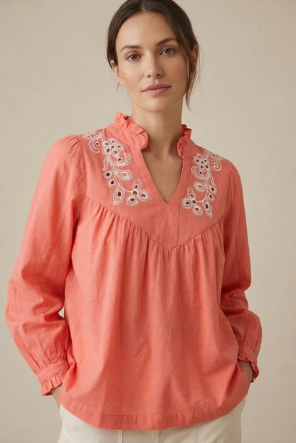 Camisa mujer manga larga coral con bordado blanco, estilo casual de primavera.