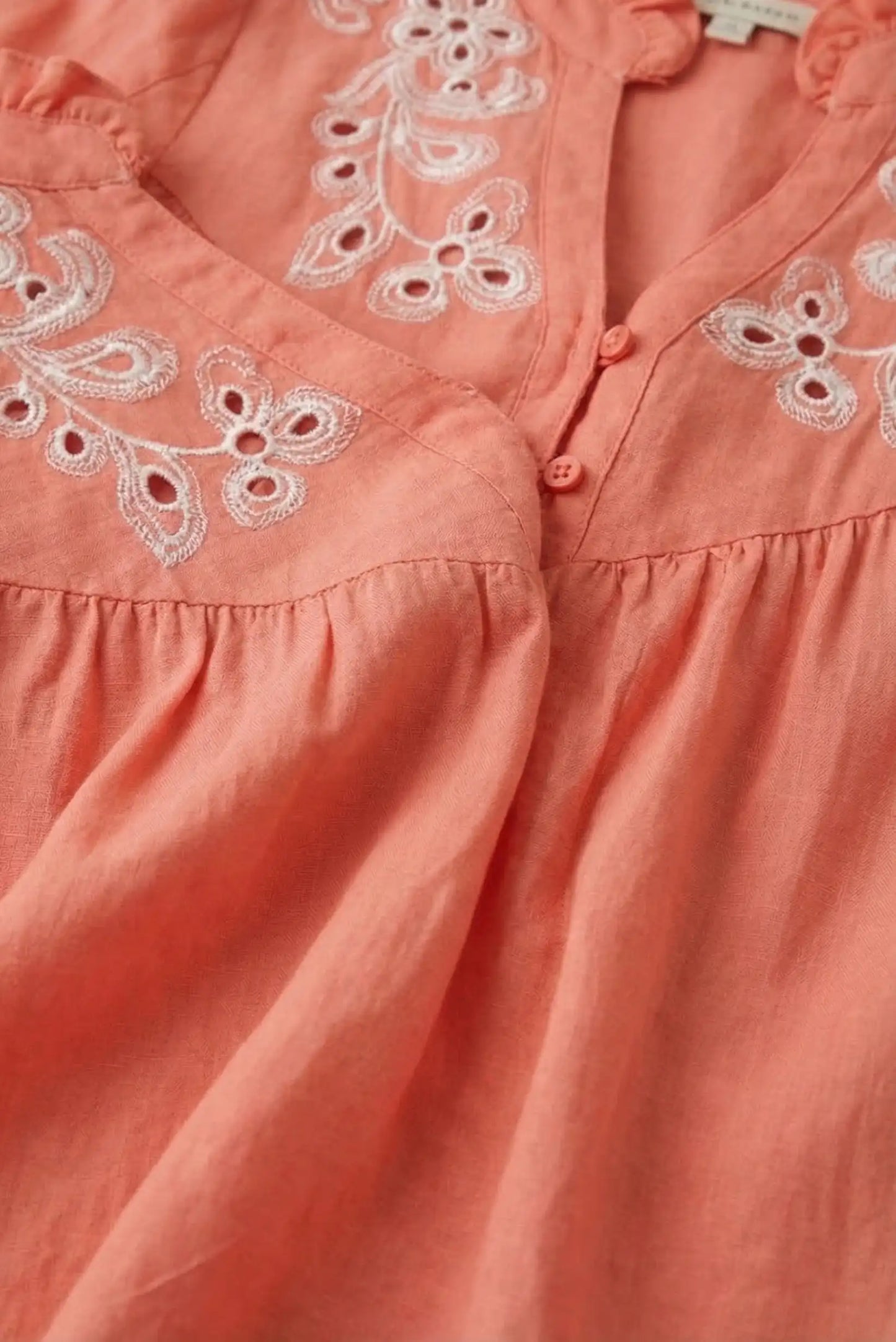 Camisa mujer manga larga coral con bordado floral blanco, tela fresca y detalle abotonado