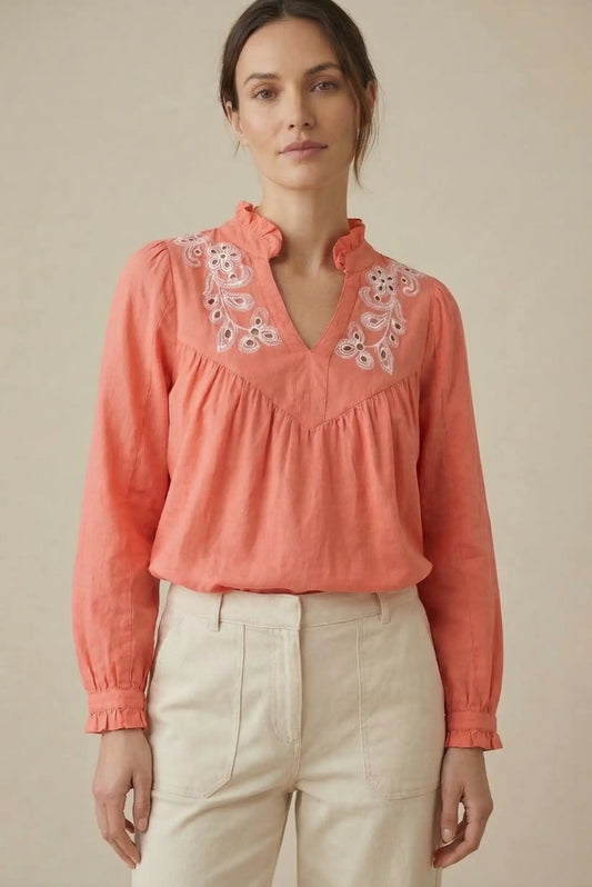 Camisa coral de mujer manga larga con bordado floral blanco, estilo casual de primavera.