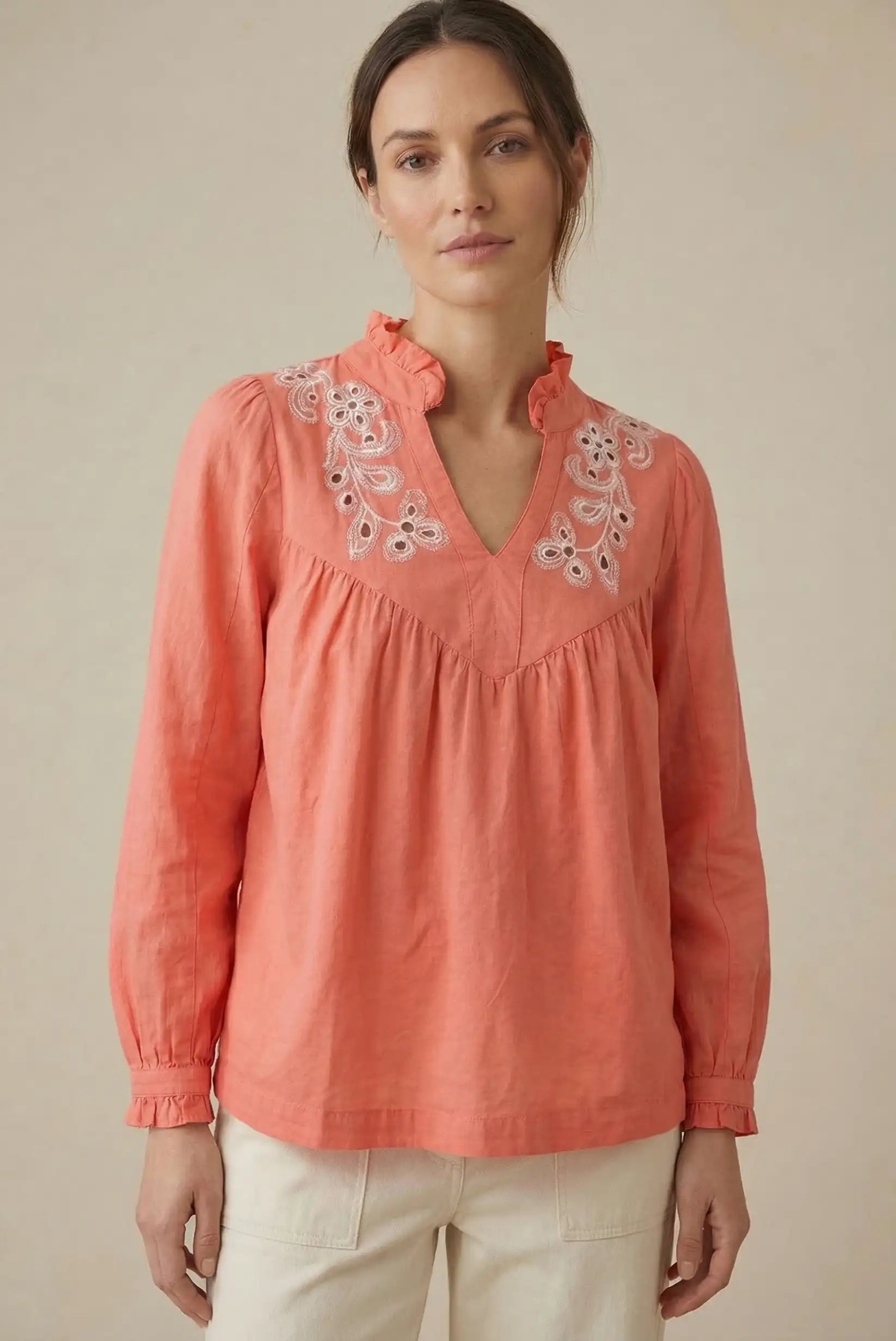 Camisa mujer manga larga coral con bordado floral blanca, estilo casual primaveral