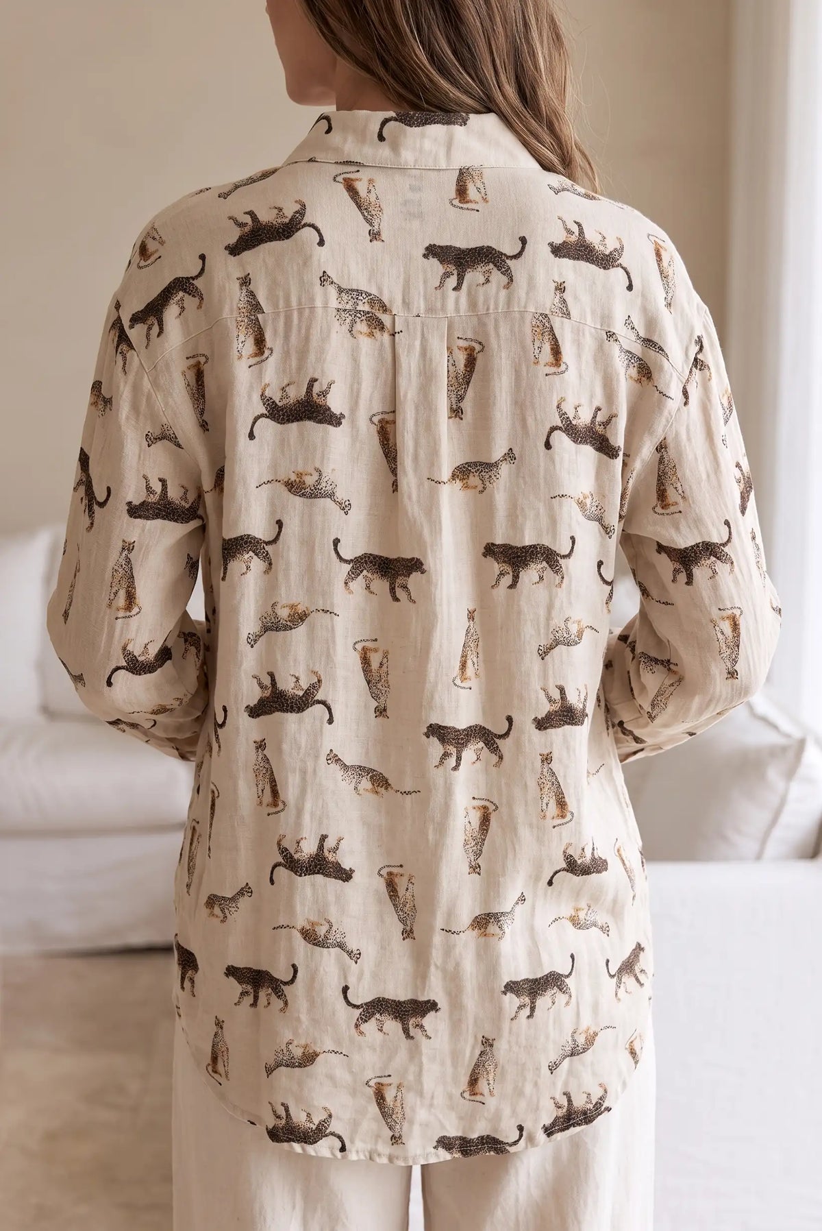 Vista trasera de camisa de mujer beige con estampado de leopardos en marrón de CHICA del Sur.