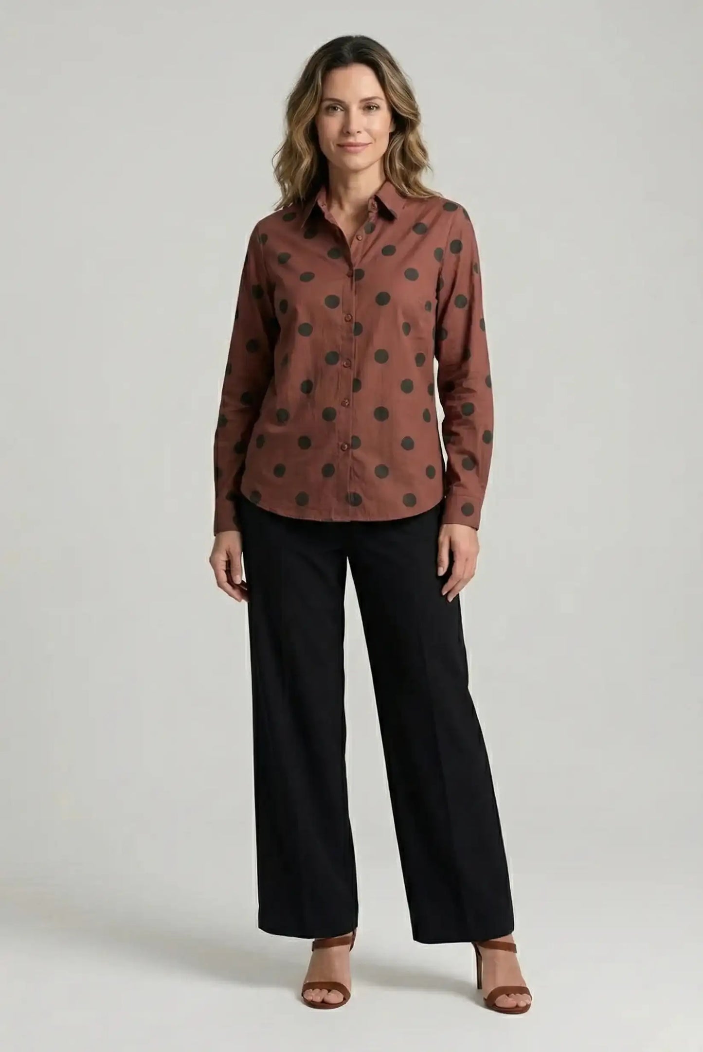 Mujer con camisa marrón de lunares negros y pantalón negro, moda casual CHICA del Sur