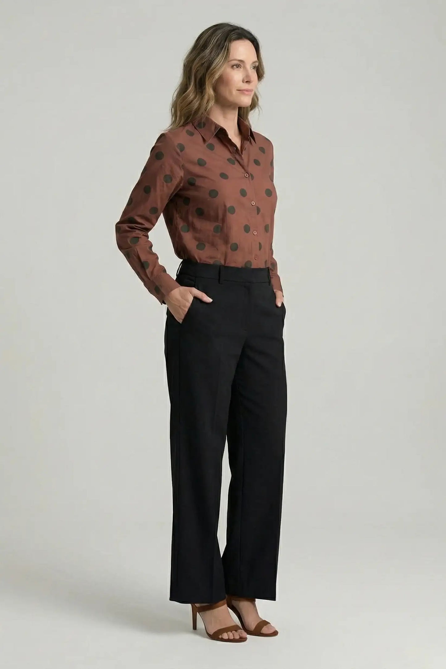 Mujer con camisa marrón de lunares negros y pantalón negro, moda casual CHICA del Sur