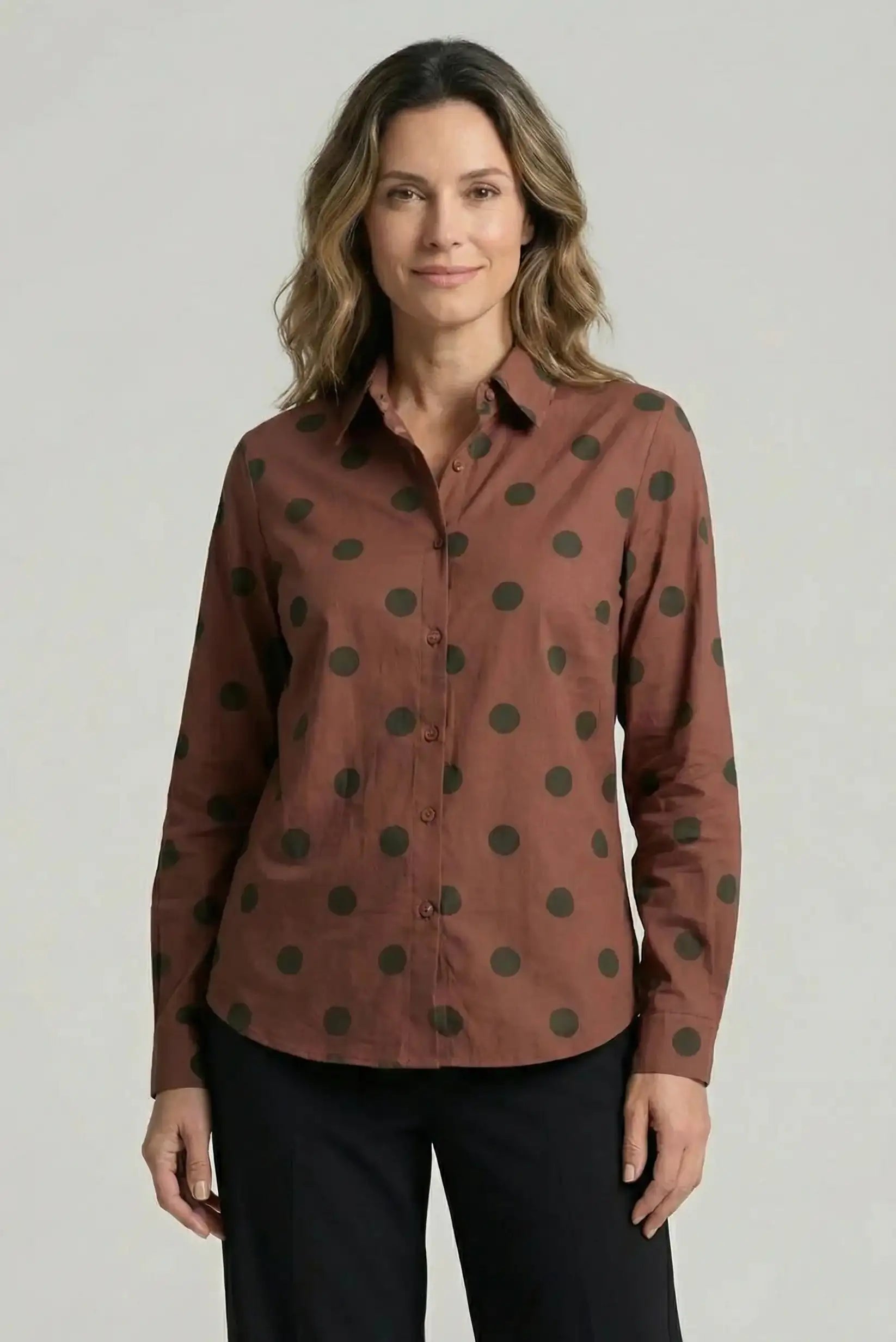 Camisa mujer marrón de manga larga con lunares negros, moda casual CHICA del Sur