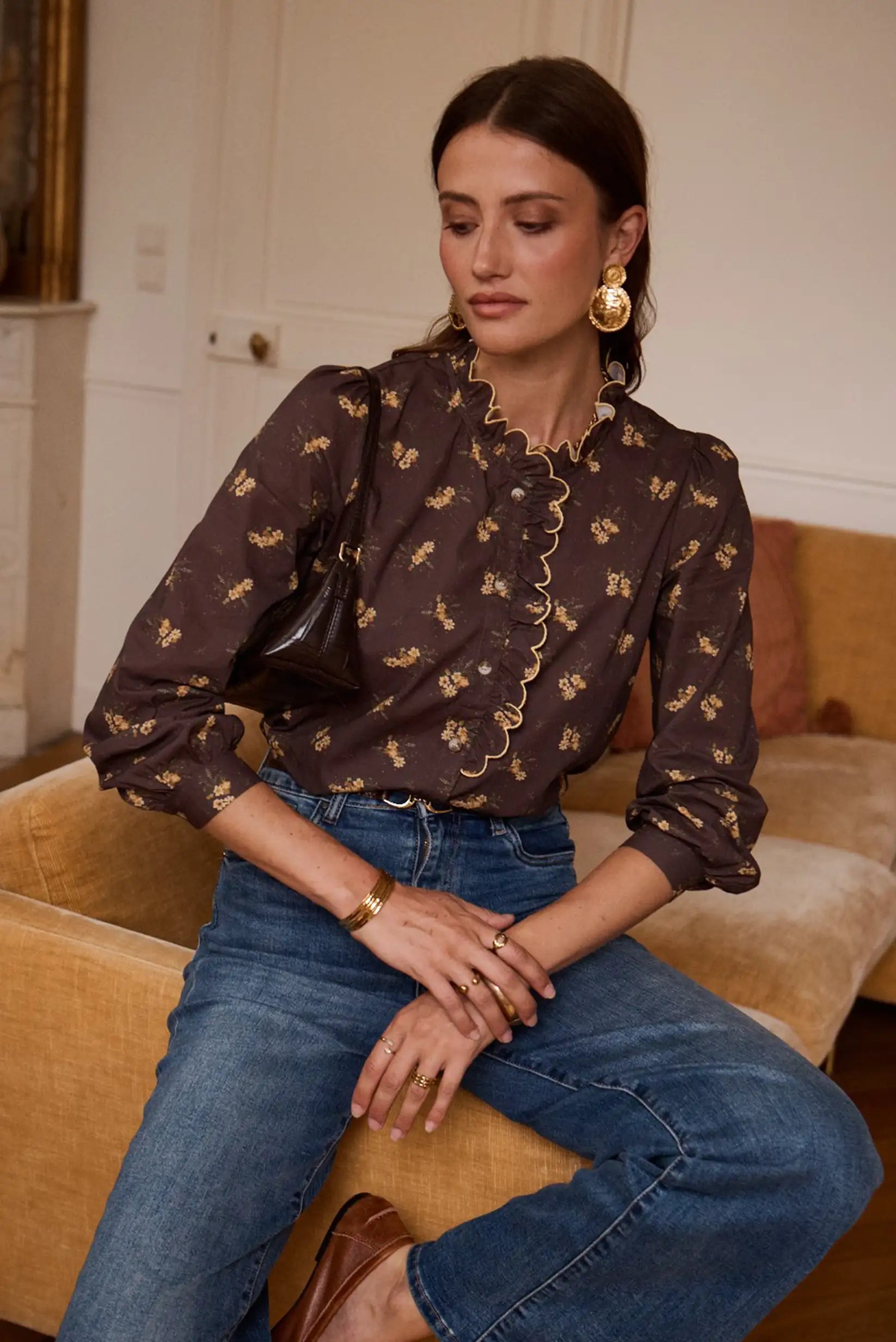 Camisa floral marrón con volantes y jeans azules, look femenino y elegante para mujer