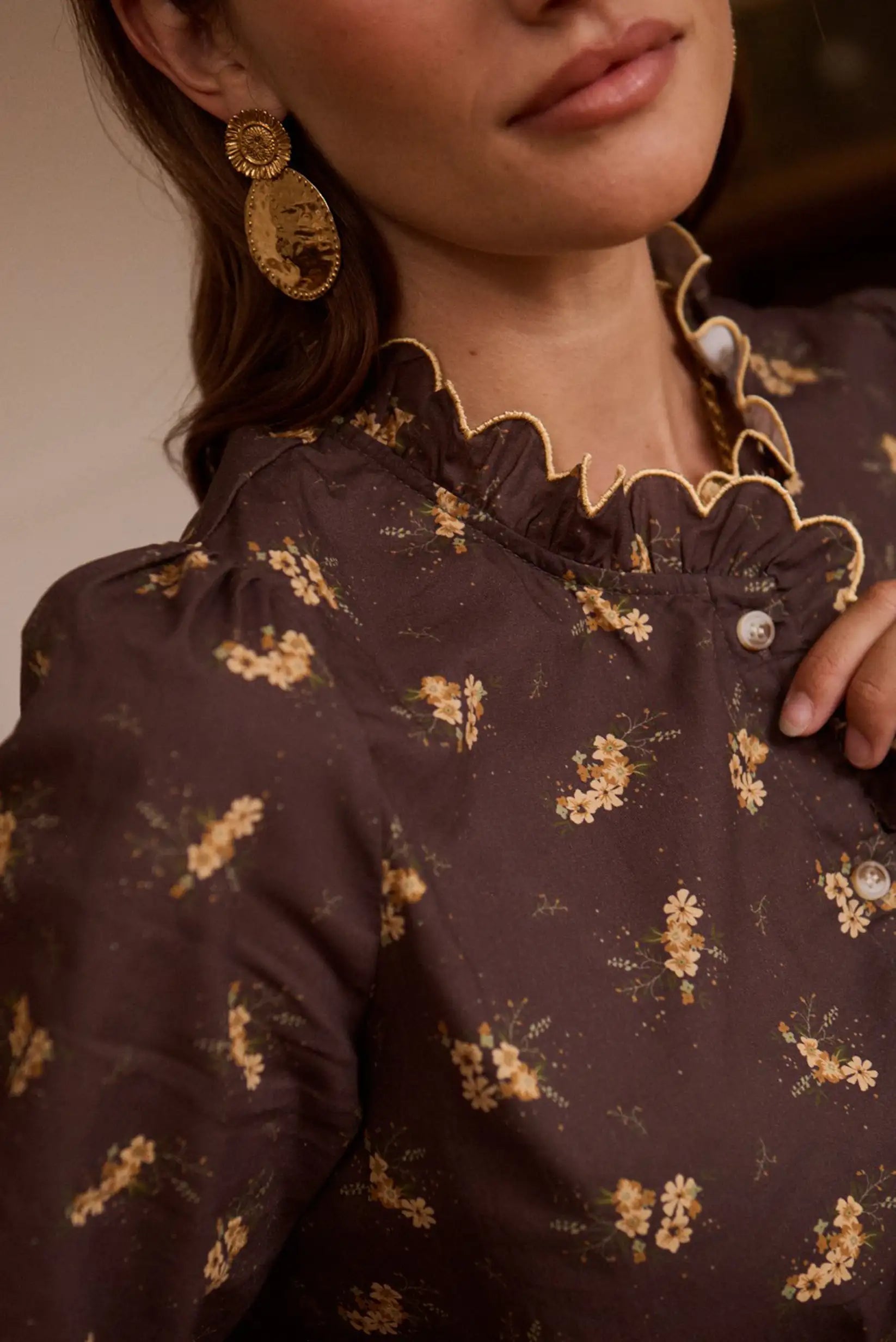 Blusa marrón con estampado floral y cuello fruncido, ideal para moda femenina