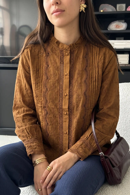 Blusa marrón con encaje y botones, ideal para moda femenina elegante y cómoda