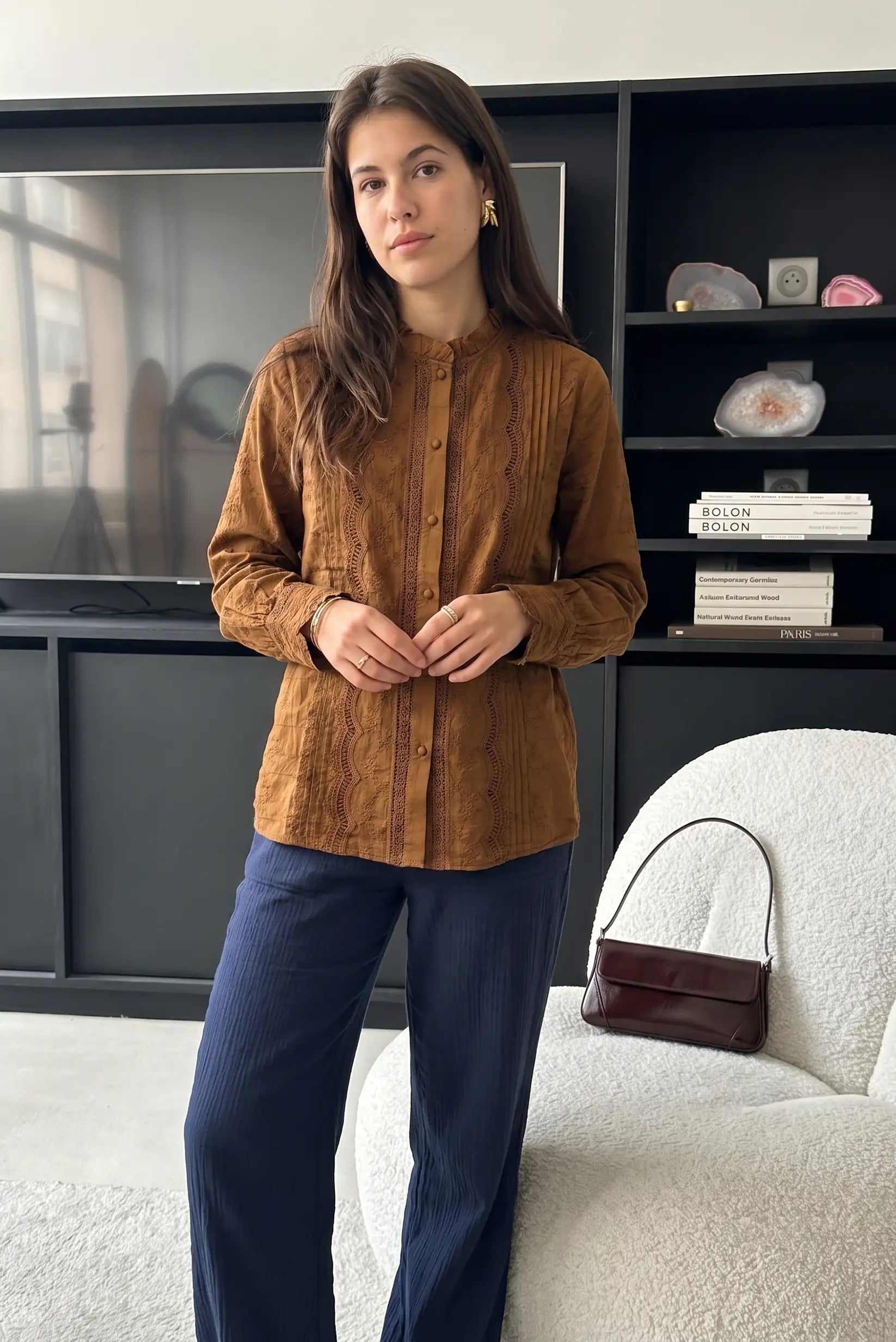 Camisa marrón con detalles bordados y pantalón azul, look casual elegante para mujer