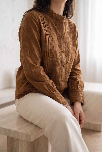 Blusa marrón con encaje y botones, ideal para moda femenina elegante y cómoda