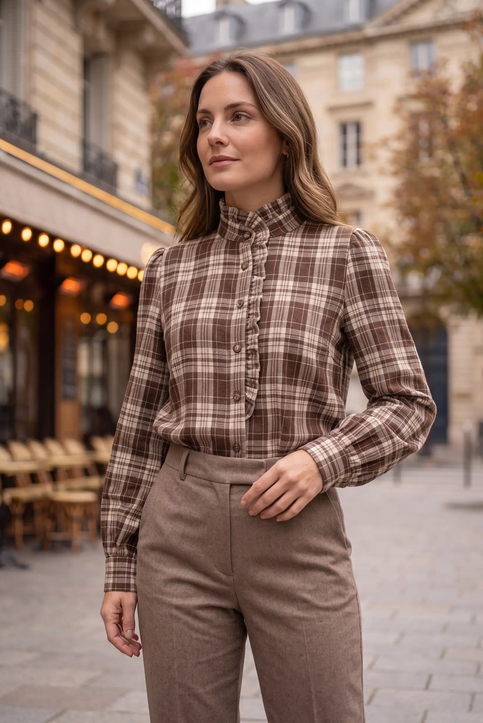 Blusa de cuadros marrones con cuello alto y pantalones beige, moda femenina urbana