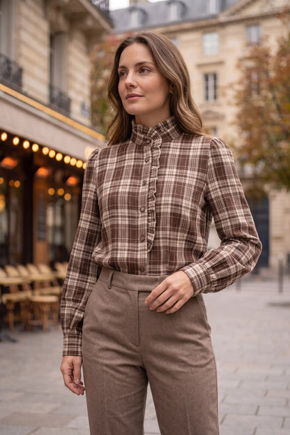 Blusa de cuadros marrones con cuello alto y pantalones beige, moda femenina urbana