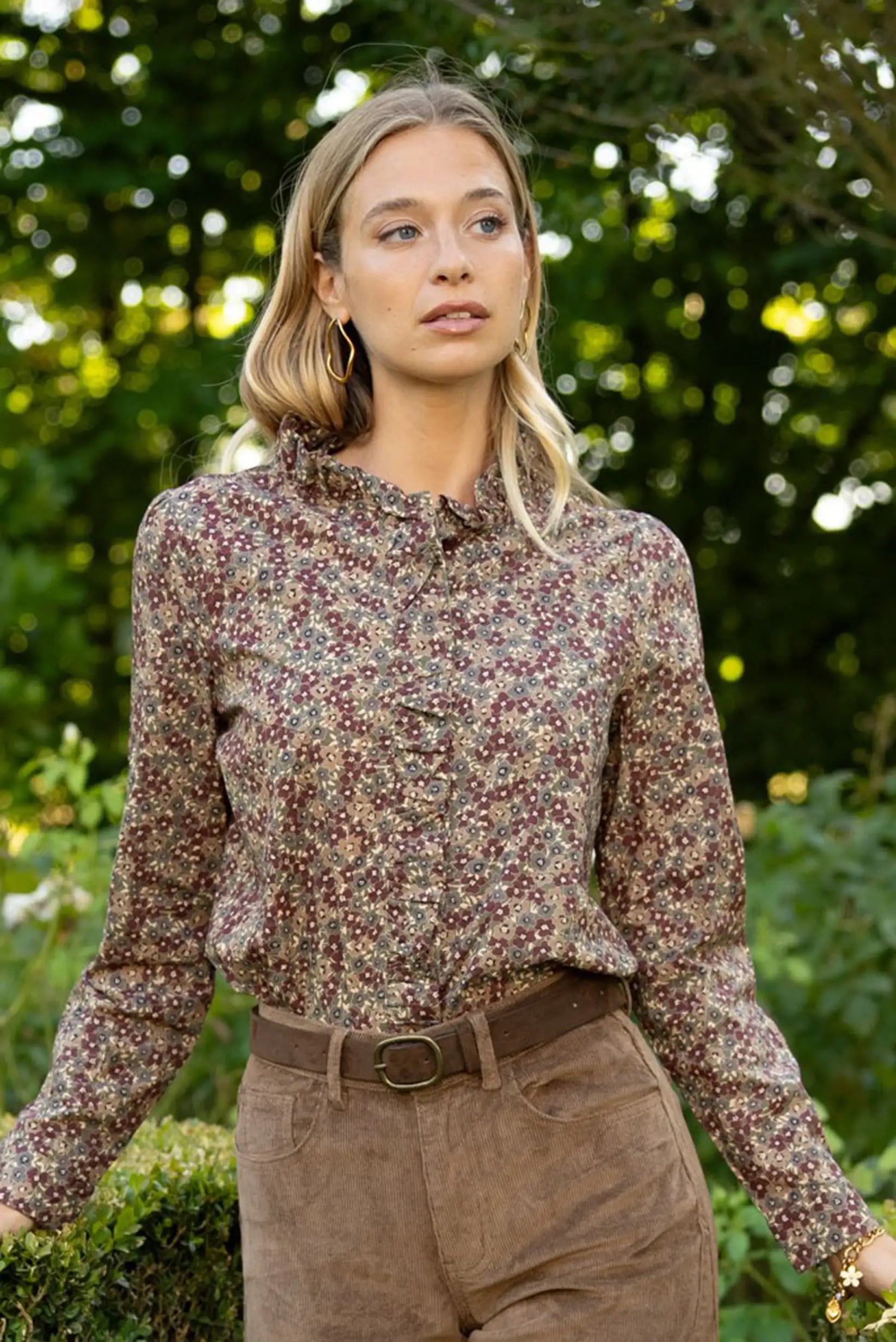 Blusa floral de manga larga con cuello lazo y pantalón de pana marrón, moda femenina otoño