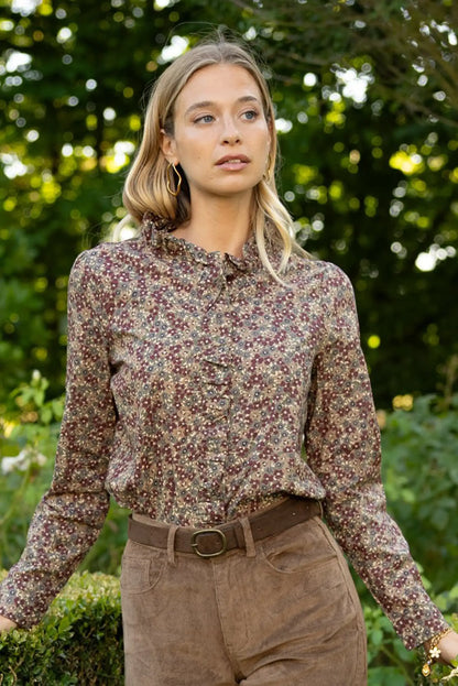Blusa floral de manga larga con cuello lazo y pantalón de pana marrón, moda femenina otoño