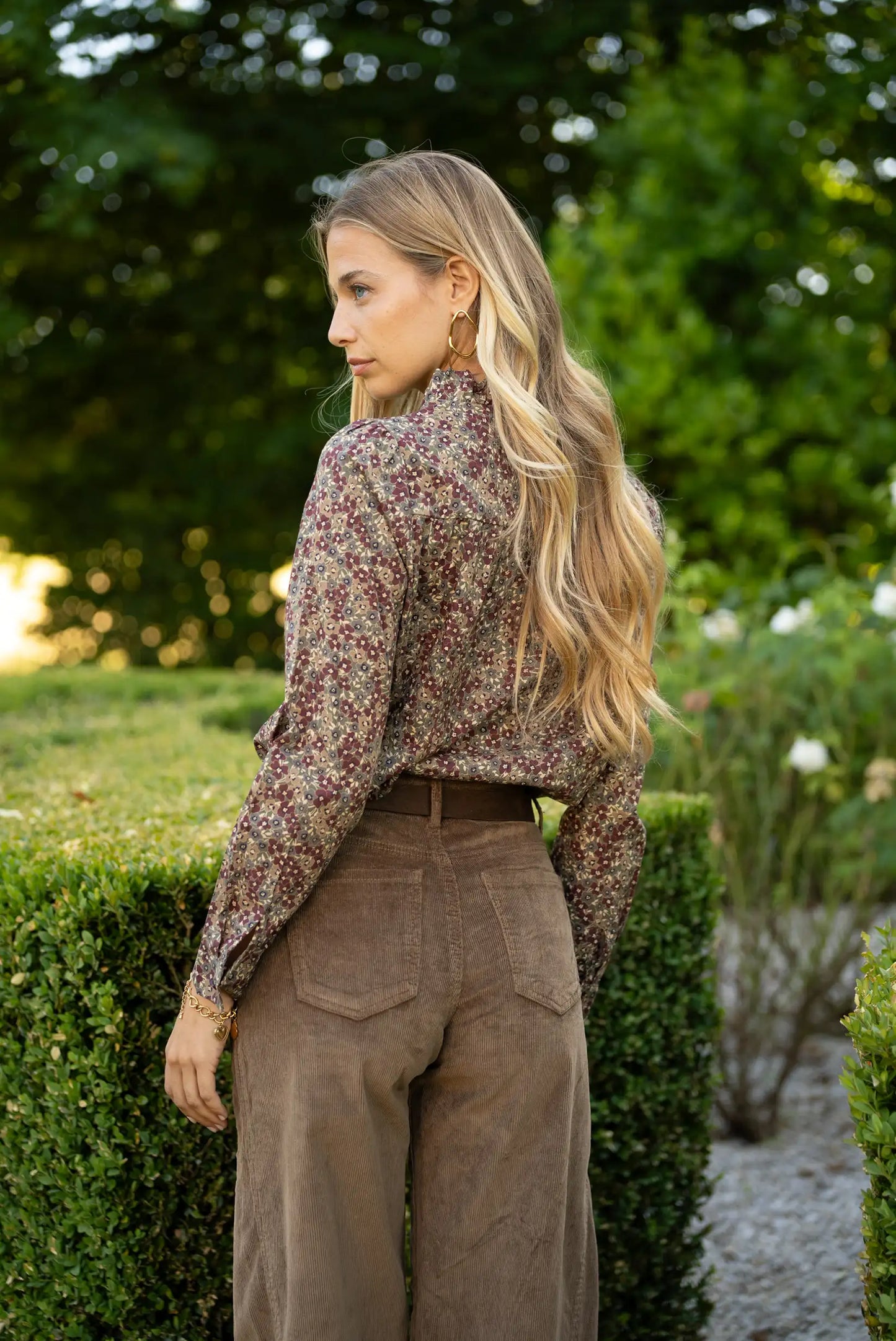 Camisa estampada floral con pantalón de pana marrón, moda femenina otoño