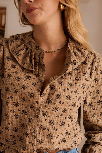 Blusa femenina con estampado floral y cuello fruncido, ideal para looks elegantes y casuales.