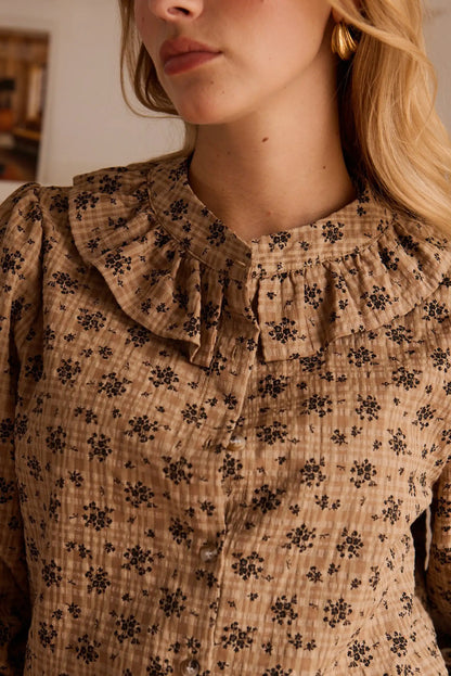 Blusa femenina con estampado floral y cuello fruncido, ideal para looks elegantes y cómodos.