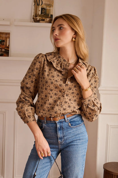 Blusa estampada con volantes y jeans azules, moda femenina elegante y casual