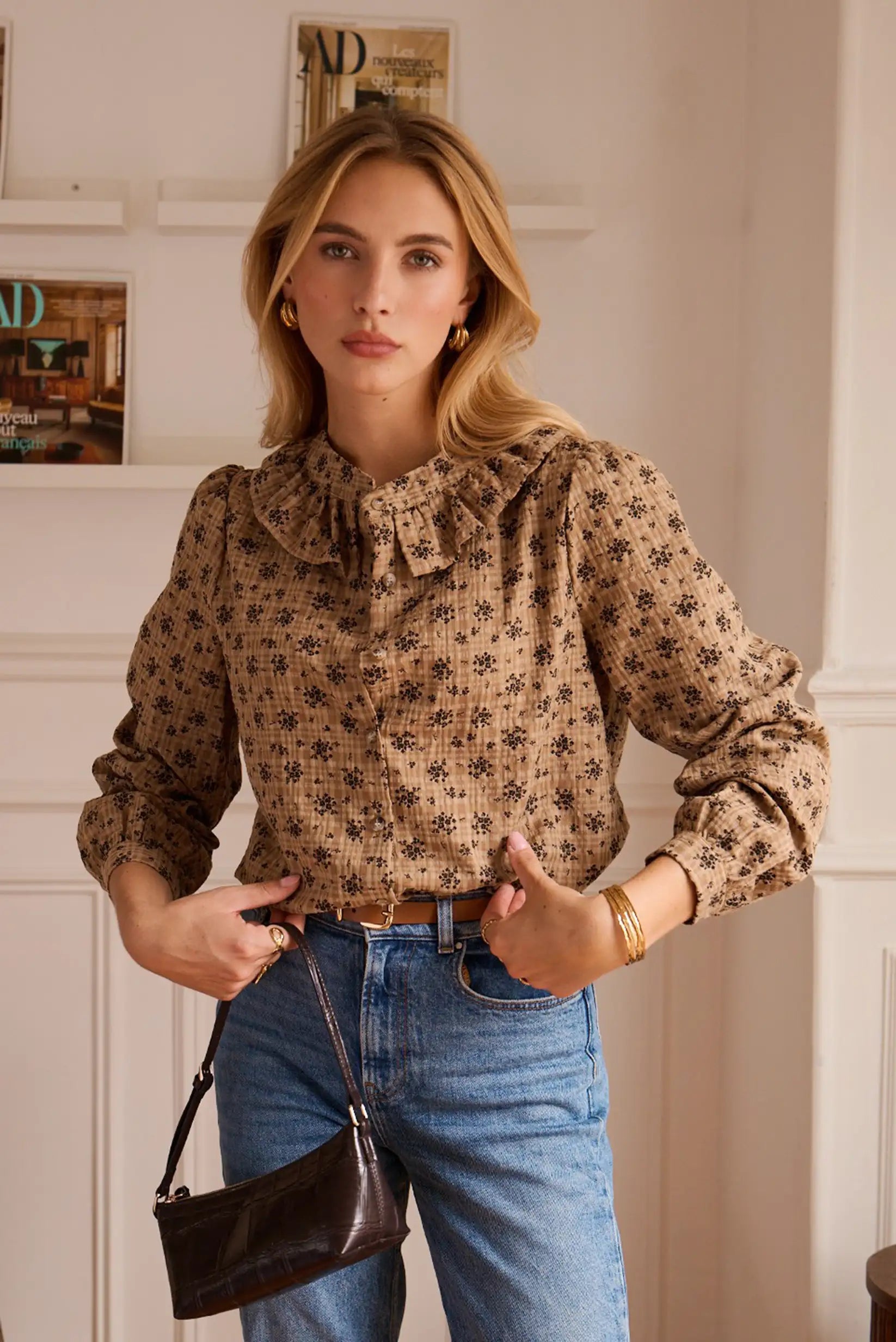 Blusa floral con volantes y jeans, moda femenina elegante y casual