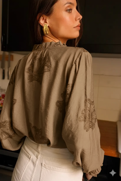 Camisa Taupe Mujer con Bordados Florales Elegante y Versátil - CHICA del Sur