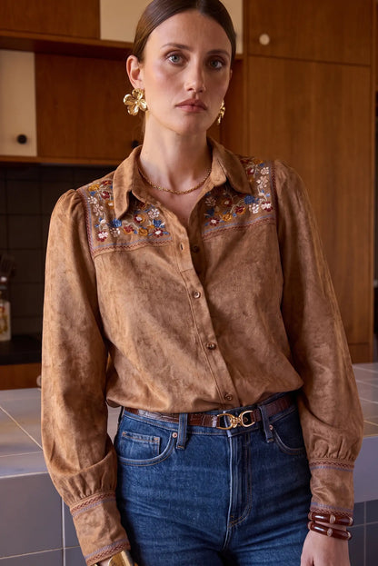 Blusa marrón con bordados florales y jeans azules, estilo boho chic para mujer