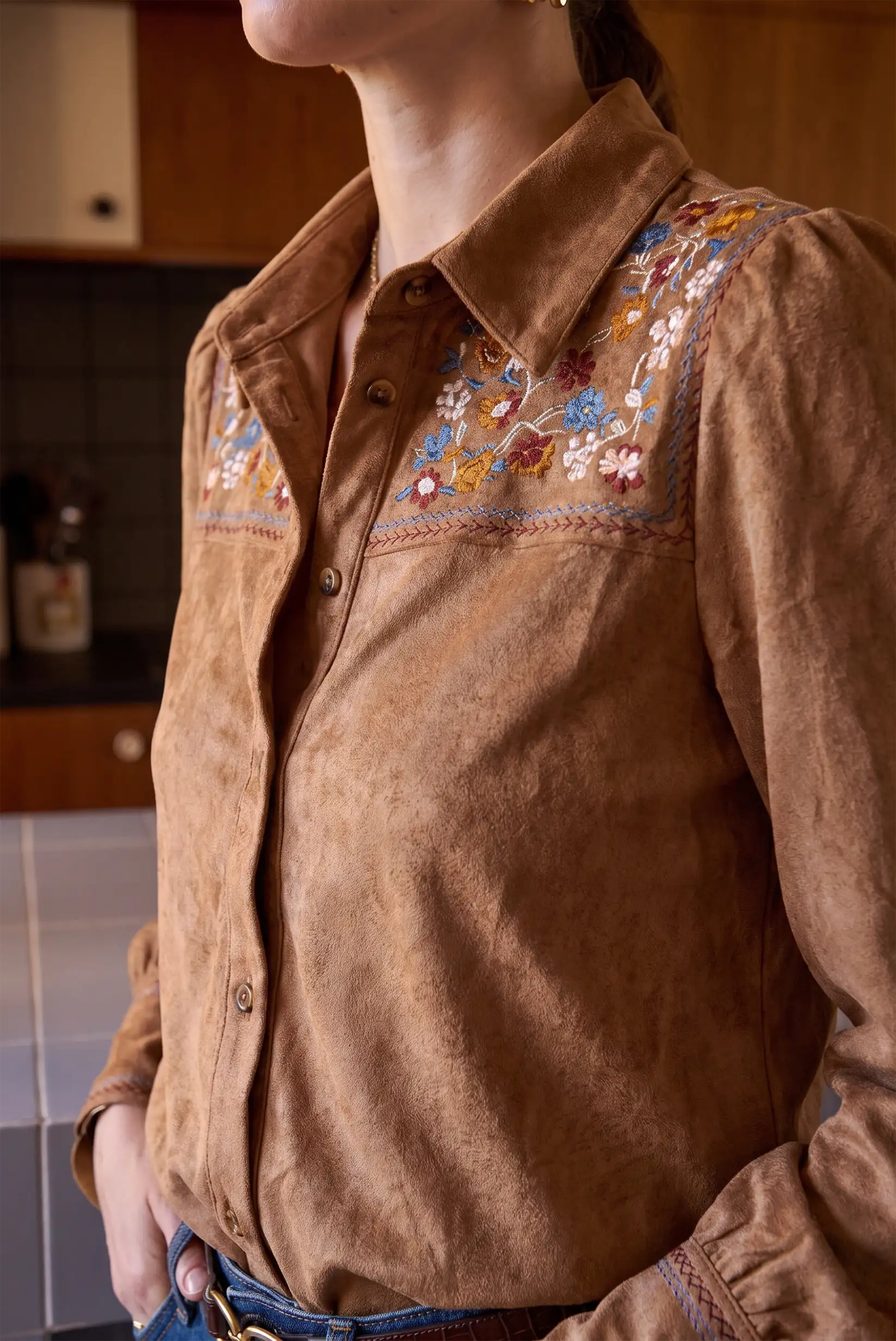 Camisa marrón con bordados florales para mujer, estilo boho chic