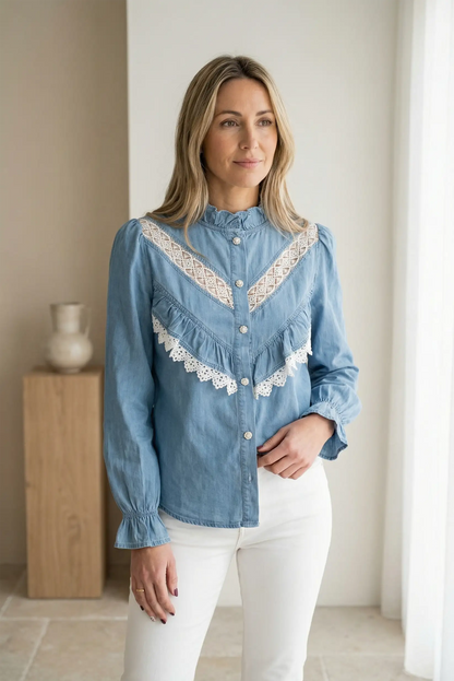 Camisa vaquera azul de mujer con manga larga y detalles de puntilla blanca, look casual elegante.
