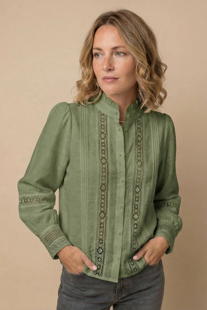 Camisa de mujer verde de manga larga con bordados, estilo casual primaveral.