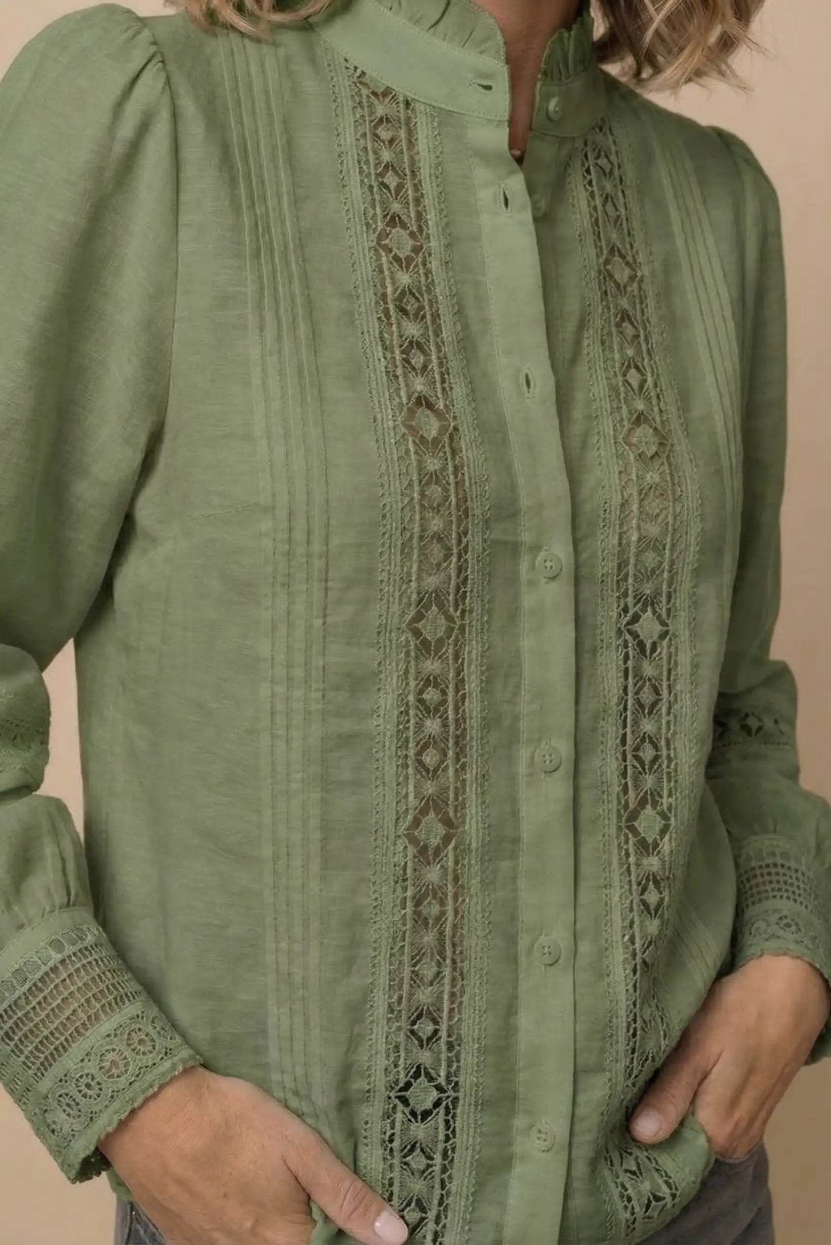 Camisa verde de mujer manga larga con bordados y detalles calados primaverales