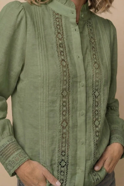Camisa verde de mujer manga larga con bordados y detalles calados primaverales