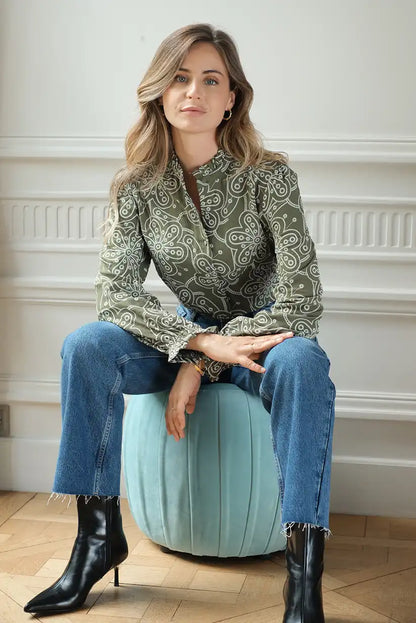 Camisa Verde Mujer con Bordados Florales y Cuello Mao Elegante - CHICA del Sur